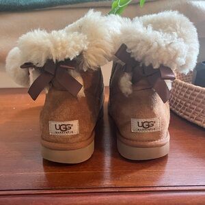 Ugg Boots with bow in back🎀